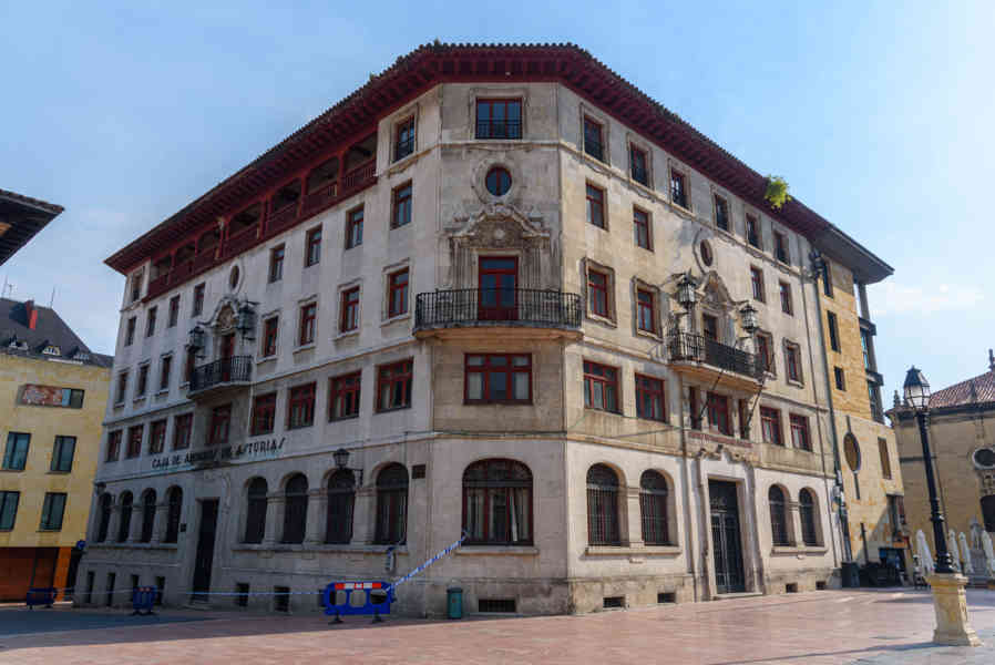 Oviedo 008 - plaza de la Catedral.jpg